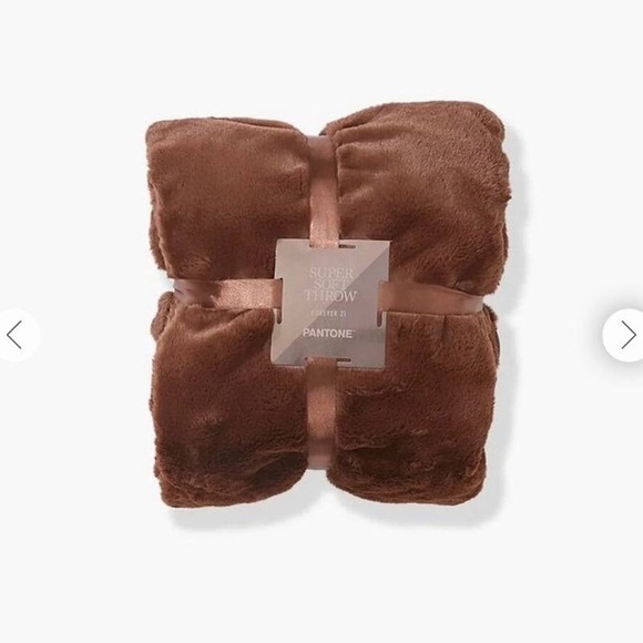 New Pantone x Forever 21 soft throw - Picture 7 of 7